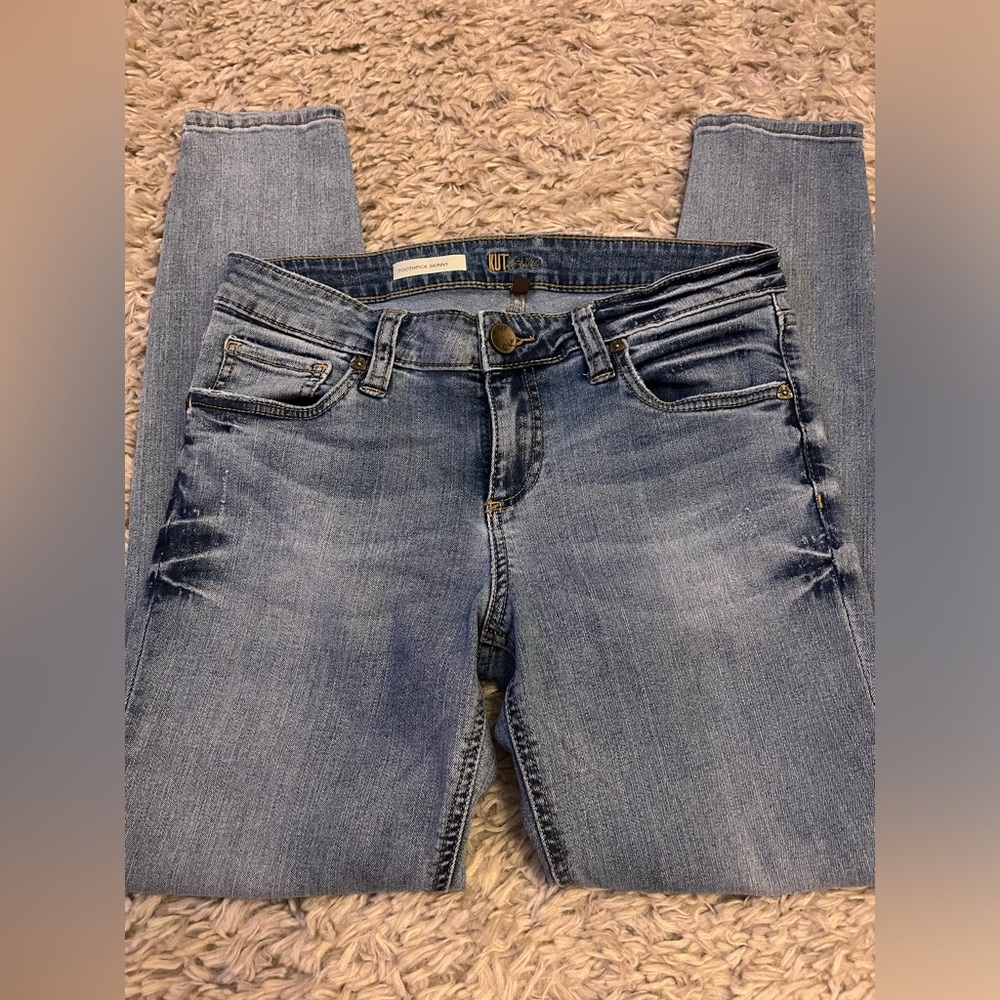 Kut from the Kloth light wash women’s size 6 short skinny jean.